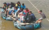  ?? AFP ?? Honduran migrants cross the Suchiate River to Mexico in makeshift rafts.
