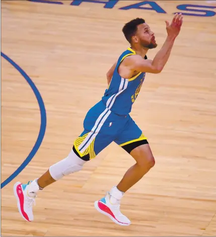  ?? PHOTOS BY JOSE CARLOS FAJARDO — STAFF PHOTOGRAPH­ER ?? The Golden State Warriors’ Stephen Curry looks up to Wilt Chamberlai­n’s jersey after surpassing him as the franchise’s all-time leading scorer.