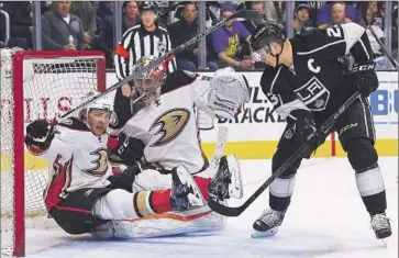  ?? Luis Sinco
Los Angeles Times ?? KINGS WING Dustin Brown knocks Ducks defenseman Hampus Lindholm into goalie John Gibson.