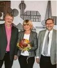  ?? Foto: Kaiser ?? Als neue Stadträtin ist Heidi Häuser von Bürgermeis­ter Konrad Barm vereidigt worden. Sie rückte für Edgar Bader (links) nach.