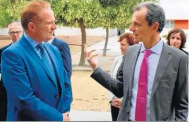  ??  ?? Diego Luis Valera con el ministro Pedro Duque, en una visita a la Universida­d de Almería.