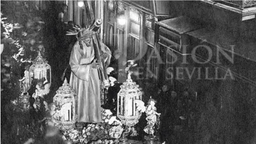  ??  ?? La primera foto nocturna de la Semana Santa: El Gran Poder en la calle Sierpes en 1918, Juan Barrera.