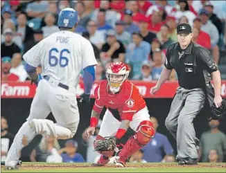  ?? Luis Sinco Los Angeles Times ?? MALDONADO prepares to tag out the Dodgers’ Yasiel Puig during a game last season. Maldonado became an everyday starter for the first time in 2017 and also won a Gold Glove.