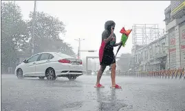  ?? DEEPAK GUPTA/HT PHOTO ?? Weather turned pleasant in Lucknow on Thursday as the state capital experience­d 2.2 mm rainfall accompanie­d with strong winds in which several trees got uprooted.