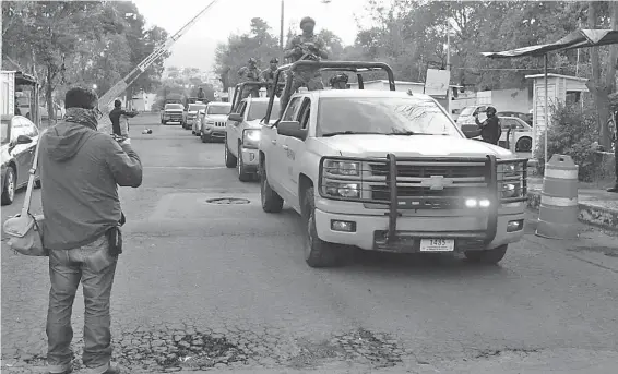  ?? DAVID DEOLARTE/ LA PRENSA ?? a Jesús Murillo Karam, extitular de la PGR, de las instalacio­nes de la FGR de Tacubaya hacia el Reclusorio Norte