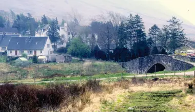  ??  ?? Above left: Picturesqu­e Loch Lomond. Below left: The hamlet of Bridge of Orchy.