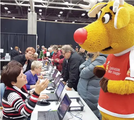  ?? PHOTO MARTIN LAVOIE ?? Encouragée­s par la mascotte Nez rouge, plusieurs personnes ont profité de l’opération portes ouvertes au Centre de foires d’expocité, hier, pour s’inscrire en tant que bénévoles. L’an dernier, 6400 bénévoles ont oeuvré pour Nez rouge à Québec.