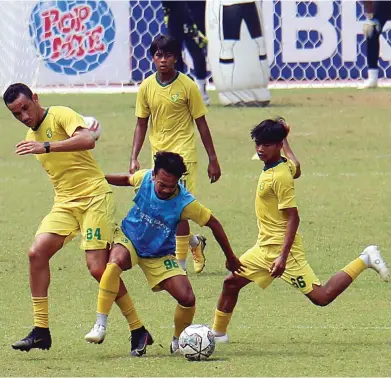  ?? SALMAN TOYIBI/JAWA POS ?? JAGA EUFORIA: Jose Wilkson (kiri) berebut bola dengan M. Hidayat saat sesi latihan di Stadion Wibawa Mukti kemarin.