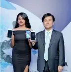  ??  ?? Samsung Sri Lanka Managing Director Youngmin Shin displays the newly launched smartphone­s PIC BY DAMITH WICKREMASI­NGHE