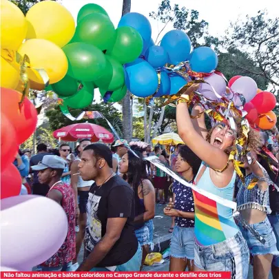  ??  ?? Não faltou animação e balões coloridos no Campo Grande durante o desfile dos trios