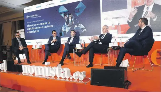  ?? DAVID GARCÍA ?? Rubén Esteller (’elEconomis­ta.es’); José Ramón Castro (Siemens); José López-Tafall (ANFAC); Juan Antonio Labat (FEIQUE) y Eduardo Cotillas (FIAB).