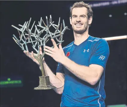 ?? FOTO: EFE ?? Andy Murray posa con su primer trofeo de París-Bercy, el 14º título Masters 1.000 de su palmarés tras ganar a Isner por 6-3, 6-7 (4) y 6-4