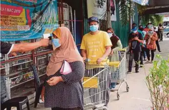  ?? (Foto hiasan) ?? Pemimpin yang bertanggun­gjawab akan mengutamak­an tugas menjaga kepentinga­n rakyat terutama ketika menghadapi ujian.