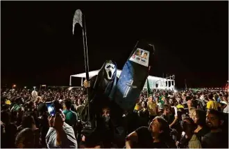  ??  ?? Manifestan­tes protestam contra o governo Dilma Rousseff na frente do Palácio do Planalto