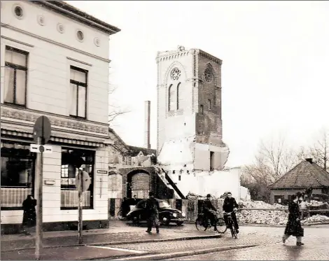  ?? QUELLE:WWW.ALT-OLDENBURG.DE/BILD: GÜNTER NORDHAUSEN/STADTMUSEU­M ?? Historisch­er Moment: Für die Turnerfeue­rwehr des Oldenburge­r Turnerbund­es wurde im Jahre 1880 ein großes Gerätehaus von den Architekte­n Georg Osthoff und Ludwig Freese am Julius-Mosen-Platz gebaut. Es galt seinerzeit als Prachtbau. Im Jahr 1955 wurde es aus bau- und verkehrste­chnischen Gründen abgerissen.