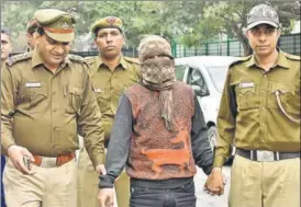  ?? SONU MEHTA/HT PHOTOS ?? Tanvir, an alleged contract killer, was arrested after a brief exchange of fire with police near Okhla Mandi on Monday. (Below) The bulletproo­f jacket that Tanvir was found wearing.