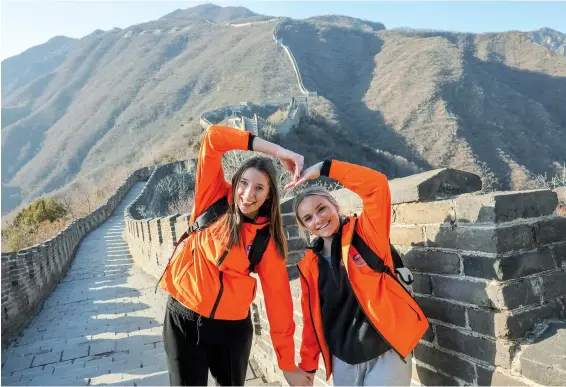  ?? ?? Two students from the US state of Washington pose for a photo on the Great Wall in Beijing on March 20. — All photos by Xinhua