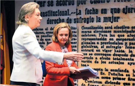  ?? EFE / FERNANDO VILLAR ?? La ministra de Economía, Nadia Calviño (derecha), junto a la presidenta de la Comisión de Economía del Senado, Luisa Fernanda Rudi.