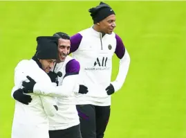  ?? AP ?? Di María abraza a Neymar en presencia de Mbappé, ayer en Múnich