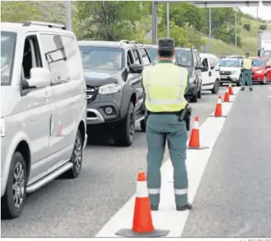  ?? J. J . GUILLÉN / EFE ?? Control de la Guardia Civil de Trafico ayer en la salida de Madrid, a la altura del Km 17 de la A-1.