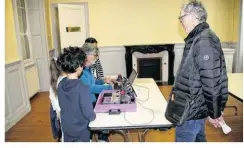  ?? ?? Au-delà des exercices scolaires proposés par la section de l’amicale laïque, des enfants ont pu découvrir la graveuse assistée par ordinateur.