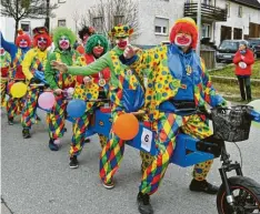  ?? ?? Aber auch viele Clowns traf man auf der Umzugsstre­cke.