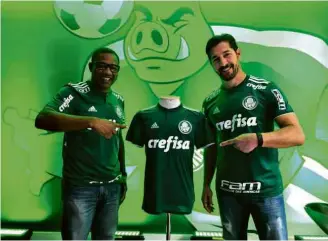  ?? Divulgação ?? » CAMISA Os ex-jogadores César Sampaio (à esq.) e Sergio apresentam o novo uniforme do Palmeiras para a temporada, que será usado nas finais do Campeonato Paulista ESTADUAL DO RIO