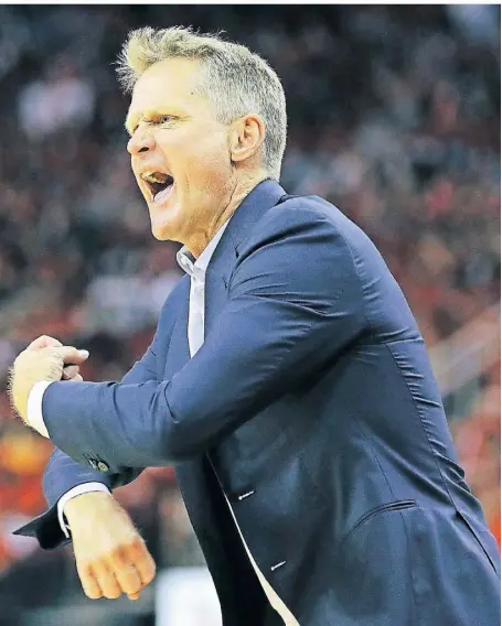  ?? FOTO: DAVID J. PHILLIP/AP ?? Mit Einsatz dabei auch bei gesellscha­ftlichen Themen: Golden State Warriors-Trainer Steve Kerr an der Seitenlini­e einer Partie seines Teams.