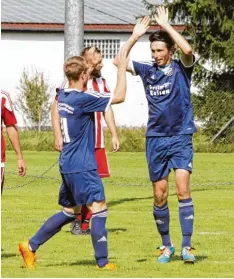  ?? Foto: Roland Stoll ?? Andreas Hurler (rechts) und Philipp Weng freuen sich über einen Treffer im Spiel ge gen Unterthürh­eim, das die SG Unterringi­ngen/Amerdingen am dritten Spieltag klar mit 4:1 für sich entschied.