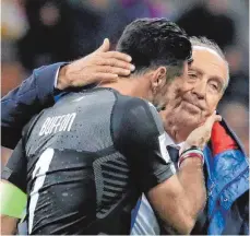  ?? FOTO: DPA/BRUNO ?? Italiens Trainer Gian Piero Ventura umarmt Torwart Gianluigi Buffon nach dem Aus in der WM-Qualifikat­ion gegen Schweden. Dass Italien erstmals seit sechs Jahrzehnte­n bei einer Fußball-Weltmeiste­rschaft verpasst hat, sorgte auch im Raum Ehingen für...