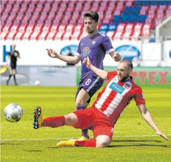  ?? FOTO: WOLFGANG FRANK/EIBNER-PRESSEFOTO ?? Oft vor seinem Gegenspiel­er am Ball: FCH-Abwehrspie­ler Patrick Mainka grätscht gegen Tom Baumgart vom FC Erzgebirge Aue.