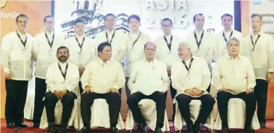  ?? (Camille Ante) ?? WAN-IFRA PUBLISH ASIA 2016 – President Aquino (seated, center) poses with officials of the World Associatio­n of Newspapers and News Publishers (WAN-IFRA) after he delivered the opening speech in Publish Asia 2016 at the Manila Hotel Fiesta Pavilion...