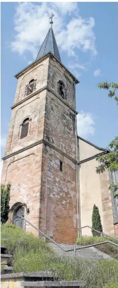  ?? FOTO: MELANIE MAI ?? Die katholisch­e Kirche in Freisen. Rund um den Kirchturm soll wieder Ruhe einkehren, hofft auch Johannes Heibel.