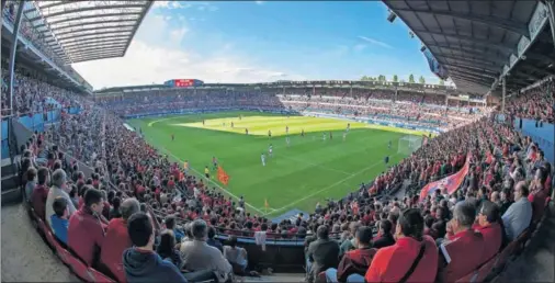  ??  ?? El Sadar, estadio de Osasuna, con una capacidad de 18.761 asientos, se ha acercado al lleno total en los partidos de esta temporada.