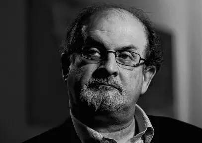  ?? DYLAN MARTINEZ • REUTERS ?? British author Salman Rushdie, who has faced death threats since the late 1980s, is recovering from a vicious attack during a speaking engagement in western New York state on Friday.