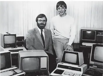  ?? FOTO: DPA ?? Die beiden Microsoft-Gründer Bill Gates und Paul Allen (links) im Jahr 1981. Wenig später kehrte Allen dem Unternehme­n den Rücken – angeblich auch wegen Spannungen mit Gates.