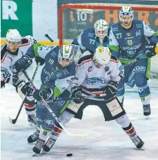  ?? FOTO: FLEMMING ?? Müssen bis zum Wochenende um eine gute Ausgangsla­ge für die Playoffs kämpfen: Sebastian Koberger (links, dunkles Trikot), Martin Wenter und EVL-Goalie David Zabolotny (72) von den Islanders.