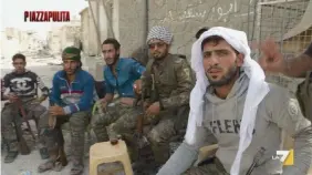  ??  ?? Liberatori
I miliziani curdo-siriani che combattono a Raqqa e una delle postazioni in una “nocta” gli avamposti sul fronte