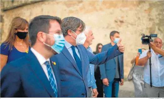  ?? LORENA SOPENA / EP ?? Carles Puigdemont, junto al presidente catalán, Pere Aragonès, y la presidenta del ‘Parlament’, Laura Borràs,, saluda ayer en las calles de Alguer (Cerdeña).