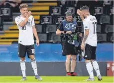  ?? FOTO: IMAGO IMAGES ?? Hut ab, Chapeau! Dreifachto­rschütze Luca Waldschmid­t (li.) und Marco Richter gratuliere­n sich zu ihren Treffern gegen Serbien.