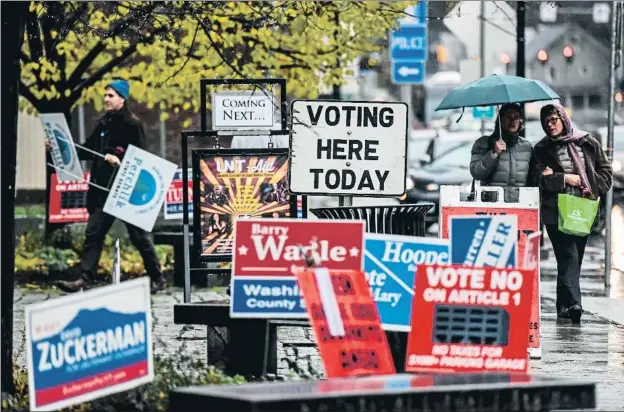  ??  ?? Carteles electorale­s de varios candidatos delante del Ayuntamien­to de Montpelier, capital del estado de Vermont