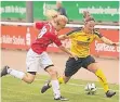  ?? FOTO: FOTOGRAFIE­AR ?? Zweikampfs­tark: Lina Glass (links) und die HSV-Frauen gaben im Finale des Kreispokal­s gegen Solingen alles.