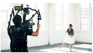  ?? — JUSTIN TENG ?? Chia operating the gimbal for a video promoting dance company BodyTraffi­c’s 2018 US Dance Tour.