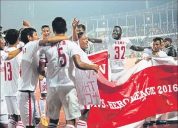  ??  ?? Aizawl celebrate after winning the ILeague as their coach Khalid Jamil (right) is ecstatic after their draw against Lajong in Shillong on Sunday.