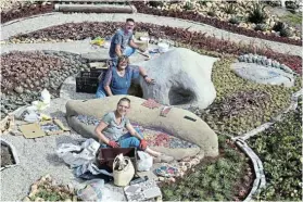  ?? Picture: EUGENE COETZEE ?? DOING LORD’S WORK: Schoenmake­rskop resident Retha Taylor, centre, with Bay artists Susan Smit and Wessel Kotzee at their face of Jesus ‘Garden of Contemplat­ion’