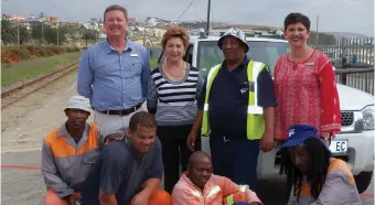  ?? Photo: Linda Sparg ?? At the train track in Santos are (back, left) Dirk Kotzé, Susan Zaayman, Transnet assistant horticultu­rist Martiens Pokbas, municipal director of Community Services Elize Nel and (front) Transnet staff Thando Sam, Clayton Morrison, Winile Mtshiyo and...