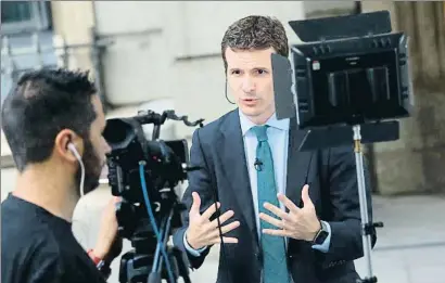  ?? EMILIA GUTIÉRREZ ?? Pablo Casado atendiendo ayer a una televisión en el patio del Congreso de los Diputados