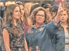  ?? FOTO: DPA ?? Melissa McCarthy (M.) mit Molly Gordon (l.).