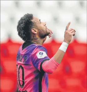  ?? FOTO: AP ?? Neymar celebra un gol en el partido ante el Lens de ayer en el Parque de los Príncipes