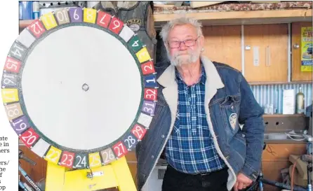  ??  ?? Dick Schaper with the raffle wheel he has constructe­d.